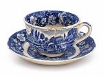 Palissy Pottery ("Thames River Scenes"), uma (1) xícara para chá com seu respectivo pires, confeccionada em faiança inglesa na tonalidade branca, decorada por flores e folhagens com centro reservando cenas do Rio Tâmisa, apresenta sinais de craquele, marcas do tempo, bicado e fio de cabelo na borda, medindo 6,5x12x10cm.