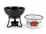 FAIANÇA e DIVERSOS, lote com duas (2) peças, sendo; A) 1 pequeno rechaud com recipiente em faiança vitrificada na tonalidade preta, apoiada sobre base em metal com pintura preta com ausência do fogareiro, medindo 11,5x12cm e B) 1 tigela confeccionada em ágata na tonalidade branca, decorada por flores e folhagens em policromia com borda na tonalidade azul, pequenas batidas, medindo 6x11cm.