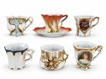 PORCELANAS, seis (6) xícaras para café de modelos, tamanhos e decorações distintas, confeccionadas em porcelana na tonalidade branca, somente 1 com pires, 1 apresenta colado, maior medindo 5x6,5x5cm e menor 4,5x7x5cm.