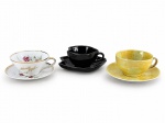 PORCELANAS e FAIANÇA, três (3) xícaras para chá de modelos, tamanhos, decorações e materiais distintos, sendo 2 em porcelana e 1 para bigode em faiança na tonalidade preta, medindo 5,5x11,5x9,5cm e menor 5x11x9cm.