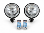 AUTOMOBILIA, dois (2) faróis auxiliares automotivos da marca FORTLUZ, de formato circular, com lentes em vidro, aro e suporte de fixação em metal pintado na cor preta, acompanhados de duas (2) lâmpadas OSRAM H3 12V 55W em suas respectivas embalagens, medindo 11,5cm de diâmetro.