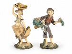 ESCULTURAS, duas (2) esculturas confeccionadas em resina representando vendedores de frutas de modelos distintos com pintura em policromia, medindo 18cm e 16cm de altura.