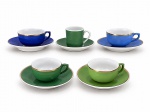 PORCELANAS, cinco (5) xícaras com seus respectivos pires, confeccionadas em porcelana na tonalidade branca, sendo: A) 4 para café da manufatura P II, sendo 2 na tonalidade azul e 2 na tonalidade verde, borda filetada a ouro, 1 bicada na borda e apresentando ranhuras, medindo 3,5x7,5x6cm e B) 1 para cafézinho da manufatura STEATITA na tonalidade verde, medindo 4x5,5x4cm.