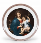 PORCELANA, um (1) prato decorativo confeccionado em porcelana na tonalidade branca, decorada por Maddona e Menino Jesus em policromia e realces vegetalistas avermelhados com faixa em tom marrom, assinado Dalcy, medindo 24cm.