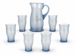 VIDROS - Conjunto composto por sete (7) peças em vidro azul-claro translúcido, sendo: uma (1) jarra refrequeira / água  com alça lateral e bico vertedor , med : 23,5 cm  e seis (6) copos, apresentando decoração floral e figuras em acabamento fosco, com frisos horizontais. Medida : 14 cm