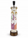 ABAJUR - Abajur para uma lâmpada em porcelana policromada, em formato de coluna, decorada em relevo com figuras orientais trajando vestes tradicionais, detalhes dourados e capitel ornamentado. Apoiada sobre base circular em madeira dourado. Possui instalação elétrica (no estado) , não testada , medida : 58 cm