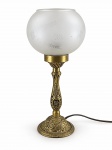 ABAJUR  - um (1) abajur para uma lâmpada , com base em bronze, ricamente cinzelada em relevo com motivos florais e arabescos, cúpula globular em vidro branco fosco com decoração vegetalista. Possui instalação elétrica, não testado. Medida : 31,5 cm