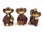 ESCULTURA - Lote com (3) esculturas representando macacos confeccionados em resina em diferentes posições e expressões, com detalhes em relevo e acabamento em tons de marrom e bege , medida : 8 cm's