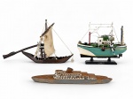 COLECIONISMO, conjunto composto por três (3) miniaturas de embarcações, sendo: um (1) barco à vela , med : 23 x 28 cm , um (1) barco pesqueiro com base expositora , med : 22 x 25 cm  e um (1) navio de passageiros , med : 3 x 34 cm , confeccionados predominantemente em madeira, com detalhes policromados.