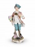 ESCULTURA - (1) Escultura confeccionada em biscuit representando fidaldo , em trajes de época, segurando buquê de flores, com chapéu tricórnio, apoiado sobre base ornamentada com flores em relevo e detalhes dourados. Medida : 20 cm