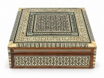 DIVERSOS, uma (1) caixa porta joias quadrangular confeccionada em madeira com rica decoração geométrica em marchetaria com realces em madre pérola, interior em tecido aveludado na tonalidade vermelha, medindo 6,5x18x18cm.
