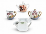 PORCELANAS, lote com quatro (4) peças confeccionadas em porcelana na tonalidade branca, sendo: A) 1 pequeno regador com pintura de paisagem em policromia e filetes em ouro, medindo 10x13,5x7cm, B) 1 leiteira decorada por guirlanda floral em policromia com borda com vestígios de douração, medindo 10x17x8,5cm e C) 1 açucareiro e 1 cremeira em porcelana oriental, decorado por paisagem com arvoredo e casarios em policromia com realces em ouro, medindo 9x12cm e cremeira 7,5x8,5x5cm.
