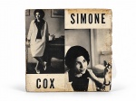 DISCO DE VINIL, um (1) disco de vinil LP SIMONE COX, acondicionado em capa original ilustrada com fotografias em preto e branco de Simone Cox. Capa apresentando fortes sinais do tempo, manchas, rasgos, perdas nas bordas, desgastes e marcas de manuseio. Disco não testado. No estado.