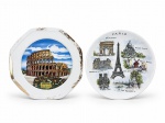 PORCELANAS, dois (2) pratos decorativos confeccionados em porcelana na tonalidade branca, sendo: sendo: A) ALTREVI, 1 prato alusivo a Roma, Itália, com representação do Coliseu e inscrição ROMA  Colosseo e borda com vestígios de douração, medindo 26cm de diâmetro e B) 1 prato alusivo a Paris, França, decorado com representações de pontos turísticos como Torre Eiffel, Arco do Triunfo, Sacré-Cur, Moulin Rouge, Pirâmide do Louvre, Notre-Dame e Pont Alexandre III em policromia, medindo 24,5cm.