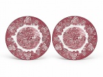 WOOD & SONS, par (2) de pratos decorativos confeccionados em faiança inglesa vitrificada na tonalidade branca, decorada por elementos florais e vegetalistas e reservando cena de carruagem na tonalidade rosa, medindo 25,5cm de diâmetro. Sinais de craquele.