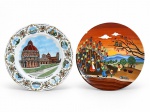 PORCELANA ALEMÃ, dois (2) pratos decorativos confeccionados em porcelana na tonalidade branca, sendo: A) Seltmann Weiden, 1 prato alusivo a Pisa, Itália  Piazza dei Miracoli, com representação do conjunto monumental e borda decorada com vistas turísticas e inscrição Souvenir Italy, medindo 19cm e B) REUTTER, 1 prato com cena campestre de colheita, figuras humanas, vegetação, montanhas e aves, assinado na parte inferior e bicado na borda, medindo 20cm.