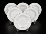 PORCELANA SÃO JOÃO RECIFE, seis (6) pratos fundos confeccionados em porcelana na tonalidade branca decorada por filetes em ouro, medindo 24cm de diâmetro. 1 bicado na borda.