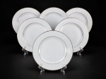 PORCELANA SÃO JOÃO RECIFE, seis (6) pratos rasos confeccionados em porcelana na tonalidade branca decorada por filetes em ouro, medindo 24cm de diâmetro.