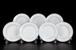 PORCELANA SÃO JOÃO RECIFE, sete (7) pratos para sobremesa confeccionados em porcelana na tonalidade branca decorada por filetes em ouro, medindo 19cm de diâmetro. 1 bicado na borda.
