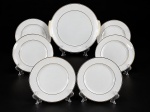 PORCELANA SÃO JOÃO RECIFE, conjunto para bolo com sete (7) peças, sendo: A) 1 prato para bolo, medindo 29x27,5cm e B) 6 pratos para sobremesa, medindo 19cm, confeccionados em porcelana na tonalidade branca decorada por filetes em ouro.
