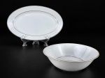 PORCELANA SÃO JOÃO RECIFE, duas (2) peças confeccionadas em porcelana na tonalidade branca decorada por filetes em ouro, sendo: A) 1 saladeira, medindo 7,5x25cm e B) 1 travessa oval, medindo 32x20cm.