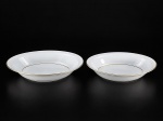 PORCELANA SÃO JOÃO RECIFE, duas (2) travessas ovais e fundas confeccionadas em porcelana na tonalidade branca decorada por filetes em ouro, medindo 6x31x20,5cm e 5x27x18cm.