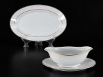 PORCELANA SÃO JOÃO RECIFE, duas (2) peças confeccionadas em porcelana na tonalidade branca decorada por filetes em ouro, sendo: A) 1 travessa oval, medindo 27,5x18cm e B) 1 molheira fixada ao presentoir, medindo 8,5x23x15cm.