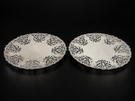 MAPPIN&WEBB'S, par (2) de porta cartões confeccionados em metal inglês espessurado a prata, cinzelado por elementos vegetalistas em vazados com borda em recortes, apoiada sobre base circular escalonada, medindo 25,5cm.