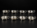 METAL PRATEADO, oito (8) taças para sobremesa confeccionadas em metal espessurado a prata, bojo liso, apoiado sobre 3 pés em bola, alça vazada cinzelada por folhagens, banho novo, medindo 3,5x11x8,5cm.