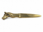 BRONZE, um (1) abridor de cartas confeccionado em bronze com cabo representando cabeça de cavalo, medindo 19,5cm de comprimento.