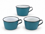 ÁGATAS, três (3) xícaras para chá confeccionadas em ágata esmaltada na tonalidade verde com alça e borda com pintura preta, sinais de oxidação, medindo 6x11,5x9,5cm.