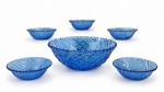 VIDROS, conjunto com seis (6) peças confeccionadas em vidro na tonalidade azul com rica moldagem geométrica e borda em ondulações, sendo: A) 1 saladeira, medindo 9x24,5cm e B) 5 recipientes para sobremesa, medindo 4x12cm. Apresenta imperceptíveis bicados na base de confeccção.
