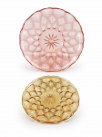 VIDROS, dois (2) pratos confeccionados em vidro com moldagem de pétalas e fundo estrelado, sendo 1 na tonalidade rosa, medindo 28cm e 1 na tonalidade âmbar, medindo 20cm.
