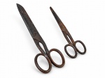 DIVERSOS, duas (2) tesouras antigas em ferro, de diferentes tamanhos, com lâminas alongadas e aros circulares, apresentando forte pátina, oxidação e marcas de uso compatíveis com a idade. Peças no estado, medindo 23cm e 16,5cm de comprimento.