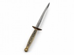 COLECIONISMO, um (1) abridor de cartas, com lâmina metálica sem gume, guarda transversal, cabo em metal dourado com ornamentação em arabescos e detalhes escurecidos, rematado por pomo esférico. Acompanha bainha em couro marrom, apresentada sobre régua/estojo graduado. Apresenta sinais de uso, medindo 32cm de comprimento com a bainha.