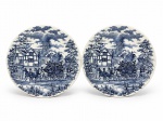 PORCELANA OXFORD, dois (2) pratos decorativos confeccionados em porcelana na tonalidade branca, decoração inglesa de carruagem na tonalidade azul, medindo 20cm.