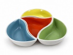 PORCELANA, uma (1) petisqueira com quatro divisórias confeccionadas em porcelana na tonalidade branca com recipientes de tonalidades distintas, medindo 5x29x29cm.