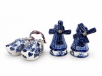 PORCELANAS, quatro (4) peças decorativas de inspiração holandesa, confeccionadas em porcelana esmaltada na tonalidade branca, com decoração em azul e branco ao gosto Delft, sendo: A) um par de pequenos tamancos holandeses unidos por cordão tricolor, medindo 7,5cm e B) dois moinhos de vento decorativos, com pás móveis, medindo 8cm.