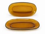 VIDROS, duas (2) travessas DURALEX confeccionadas em vidro na tonalidade âmbar, apresentam bicados, medindo 36x19cm.