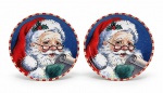 PORCELANAS, par (2) de pratos decorativos confeccionados em porcelana na tonalidade branca com pintura de Papai Noel em policromia sobre fundo azul, medindo 20cm.