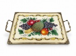 VIDRO e METAL DOURADO, uma (1) bandeja retangular confeccionada em vidro pintado com rica decoração de frutos e folhagens em policromia, arabescos amarelados e moldura em metal dourado com sinais de oxidação e alça torcida, apresenta mossas e ausência dos pés, medindo 40x25cm.