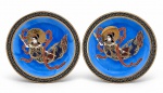 Satsuma Moriage, par (2) de pratos decorativos confeccionados em porcelana na tonalidade branca, decorada por deusa celestial ou deusa-dragão em policromia com realces relevados e adornos em ouro, sobre fundo azul, borda com pintura escura e nuvens em amarelo, apresentando falhas, medindo 17cm de diâmetro.