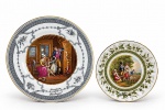 PORCELANA PORTUGUESA, dois (2) pratos decorativos confeccionados em porcelana na tonalidade branca, sendo: A) 1 com cena de familia em policromia, cerdadura floral, vegetalista e geométrica em monocromia com filetes azuis e borda em ouro, medindo 19,5cm e B) 1 com cena musical em policromia, cercadura em guirlanda floral em monocromia na tonalidade verde com realces dourados, medindo 14,5cm, ambos com inscrição RECORDAÇÃO DE PORTUGAL. 1 com durepoxi na traseira.