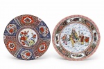 PORCELANA ORIENTAL, dois (2) pratos decorativos confeccionados em porcelana na tonalidade branca, A) 1 prato ao gosto Imari, com decoração policromada em azul, vermelho, branco e dourado, apresentando reservas com motivos florais e ave, medindo 16cm e B) 1 prato de inspiração chinesa, com cena figurativa central representando sábio oriental acompanhado de crianças, cercadura com motivos florais e símbolos auspiciosos, medindo 16cm de diâmetro, 1 com durepoxi na traseira.