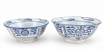 PORCELANA CHINESA, duas (2) tigelas de 2 tamanhos confeccionadas em porcelana oriental na tonalidade branca, decorada por flores, frisos horizontais e folhagens na técnica BLUE and WHITE, medindo 6,5x15,5cm e 6x14cm.
