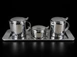 METAL INOX, quatro (4) peças confeccionadas em aço inox da manufatura FORMA, sendo: A) 1 bandeja retangular, medindo 44x14cm, B) 2 bules, medindo 11x14x9cm e C) 1 açucareiro, medindo 6x11x9,5cm.