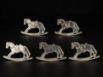 METAL PRATEADO, cinco (5) enfeites para árvore de natal confeccionados em metal espessurado a prata representando cavalos, peças com banho novo, medindo 7x10cm.