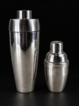 METAL INOX, duas (2) coqueteleiras confeccionadas em aço inox, maior sem tampa, medindo 22x7,5cm e menor 14x6,5cm.