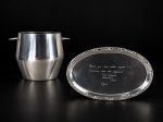 METAL INOX, lote com duas (2) peças confeccionadas em aço inox, sendo: A) 1 balde para gelo da manufatura MERIDIONAL, medindo 12x16x11cm e B) 1 travessa oval com dedicatória, vide foto, medindo 23x13,5cm.