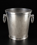 METAL PRATEADO, um (1) balde para gelo confeccionado em metal espessurado a prata da manufatura ST. JAMES, corpo liso, alças laterais em argola, apresentando sinais de uso, porém, banho em bom estado, medindo 20x24x20cm.
